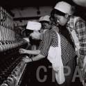 24.1984年4月全纺劳模会代表山东劳模来厂表演
