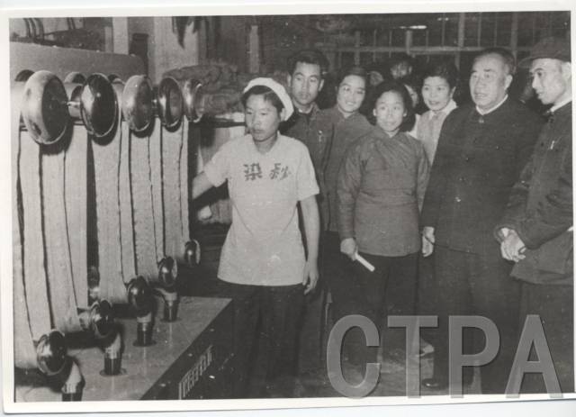 62.朱德委员长到车间视察