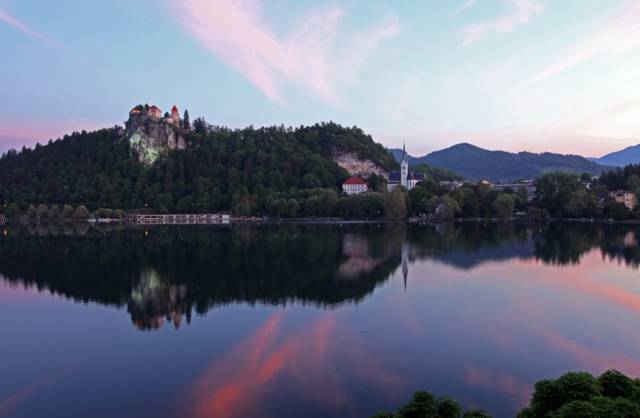 《斯洛文尼亚布莱德城堡的晨光》（自然风光组优秀奖）