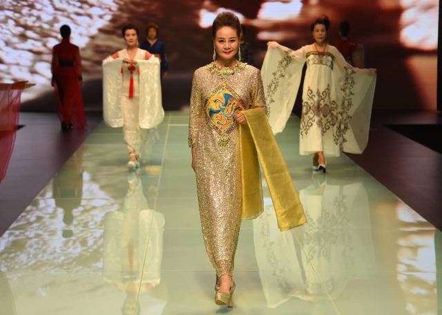 《中国时装周——中老年时装专场》