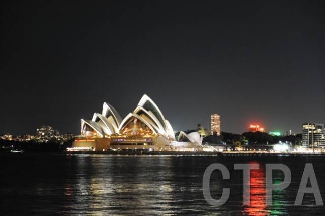 32.《悉尼歌剧院夜景》