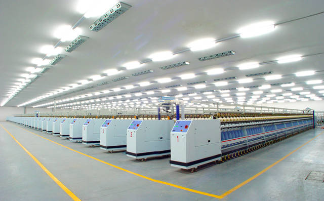 1-1.进入21世纪，中国的纺织行业以其全面的有效发展，开始启动建设纺织强国的历史进程，并继续对国民经济增长发挥重要的支撑作用。图为：无锡一棉倍捻机