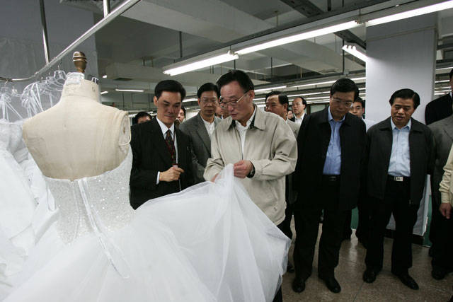 2-4.2005年，我国纺织出口首次超过千亿元。其中规模以上服装企业“利率总额”增幅高达33.09%。现代化的羊毛服装生产线图为：2005年参观广东名瑞服装企业