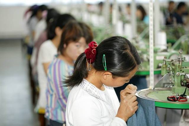 3-4.中国纺织工业协会在2002年底确定了第一批包括若干服装产业集群在内的纺织产业集群试点地区，由此开启了中国服装产业集群大放异彩的新时期。图为：产业集群服装生产企业生产镜头。