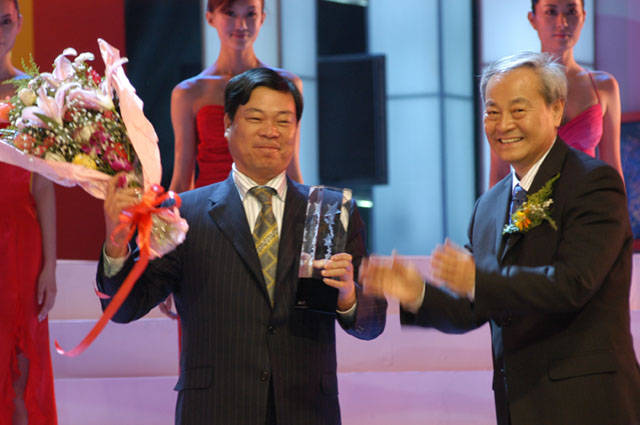 5-3.首届颁奖典礼“装典中国”意在促进中国原创品牌的全面发展，充分肯定品牌一年内所取得的成就。图为：2005年，杉杉获得首届中国服装品牌年度大奖“成就大奖