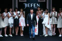 9-1.2006年10月1日，中国设计师品牌“吉芬”在中国服装协会带领下，被接纳参加当年的巴黎时装周。“吉芬”成为首个巴黎时装周进行商业化专场发布的中国品牌。图为：演出结束后设计师谢峰谢幕的情景