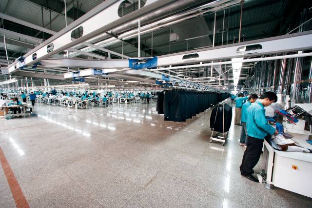 2-3.中国纺织服装行业积极应对加入世界贸易组织后纺织服装业面对的绿色壁垒，倡导生态环保的理念，增强国内外市场的竞争力，保持企业可持续发展。图为：南山服装车间2