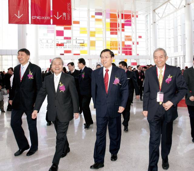 6-4.2009年国务院总理张德江兴致勃勃的来到展会观看展览