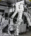 2-6.图为：1960年上海第一印染厂印花车间生产场景（上海纺织博物馆）