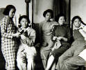 4-3.图为：50-60年代女青年假日的服装（上海纺织博物馆）