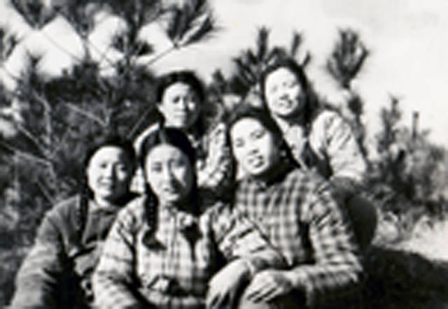 4-6.70年代女士冬装大都为小花布做的中式棉袄罩衫（中国纺织摄影协会）