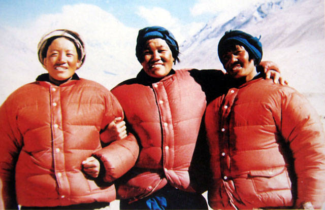 4-7.1974年上海飞达羽绒服装厂生产的双羽牌登山服，为国产首创