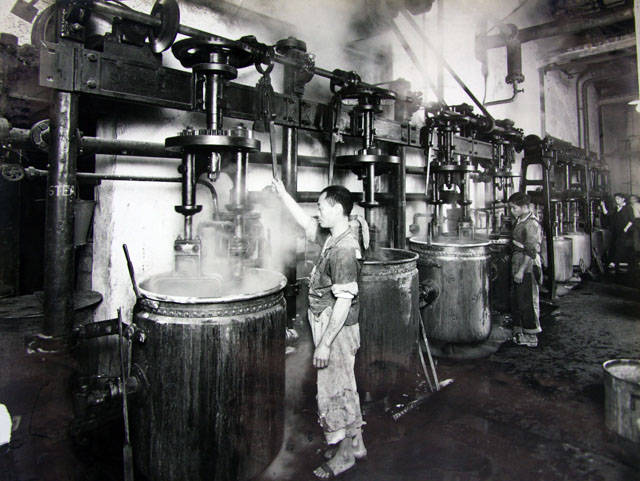1-2.图为1923年上海纶昌印染厂（英商）浆料间（上海纺织博物馆提供）