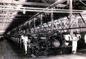 1-6.图为：天津北洋纱厂 梳棉车间生产的情景。（天津纺织博物馆提供）