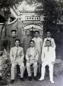2-3.图为：解放前代表性的男装（上海纺织博物馆提供）