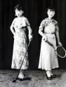 2-6.图为：上海亚美公司邀请模特推广女性高尔夫（左）和网球（右）运动服装（上海纺织博物馆提供）