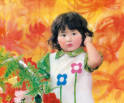 2-3.1979年上海针织厂研制出新产品后，一位针织女工邀请摄影师帮忙给孩子拍照。改革春风带来的喜悦，预示着中国服装必将绽放出美好的前景（李维良）