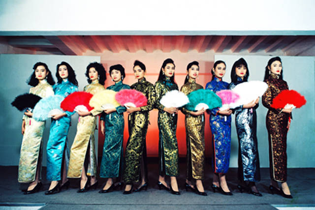 3-2.服装款式的多样化，带动了服装模特行业的发展。1980年上海成立了第一支时装模特队--李维良