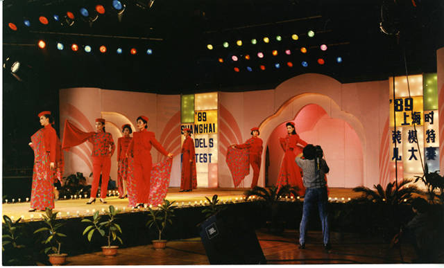 3-3.1989年全国首届省市级模特大赛---服装由中国金奖设计师陈珊华设计并代表国家出访巴黎（李维良）