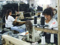 6-1.改革开放为服装企业提供两了肥沃的土壤，乡镇企业纷纷专制，并带动了了生产体系全面创新。图为：北京第一家乡镇与国外合资的服装企业