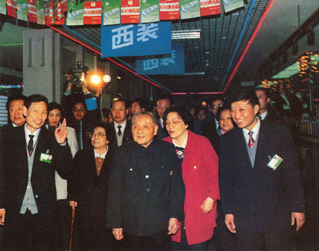 6-4.图为：1992年，邓小平视察上海，兴致勃勃地参观“杉杉”厅