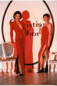 7-5.90年代中期，欧洲服装服饰崇尚“中国红”流行中国红--图为：著名品牌克里斯汀迪奥在上海展演--中国风