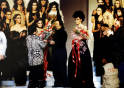 8-5.1997年12月首届中国服装首界博览会上张肇达荣获金剪奖，并成为中国第一位金剪奖获得者。图为：颁奖现场