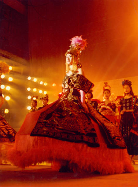 12-3.1998年10月，沈阳黎明集团的“中国古今服饰展演”在法国巴黎卢浮宫演出，这是中国传统服饰首次出现在时尚之都，至此世界时尚之都的舞台有了中国的印记。---徐国营