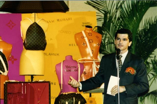 7-3.1995年，随着国际时装大牌设计师、国际一线品牌及意大利、欧洲著名服装展览在中国的出现，中国开始成为他们再也无法割舍的大市场。图为：lv首次登陆中国在上海举办新闻发布会